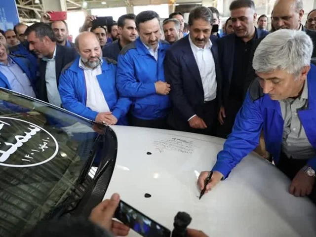 خروج خودروهای سمند و پژو 405 از خط تولید ایران خودرو