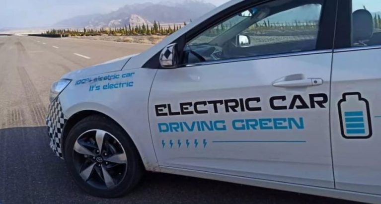 رونمایی از جک J4 برقی در شرکت مپنا