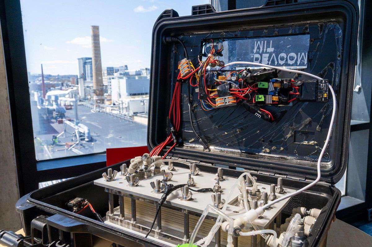 پژوهشگران MIT موفق به ساخت دستگاه آب شیرین‌ کن قابل حمل با وزن کمتر از 10 کیلوگرم شدند